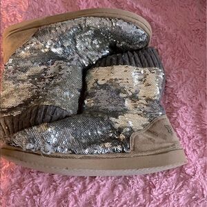 Vs pink rare silver /blue mermaid sequin Mukluk Ugg slipper boot’s /shoes M 7/8